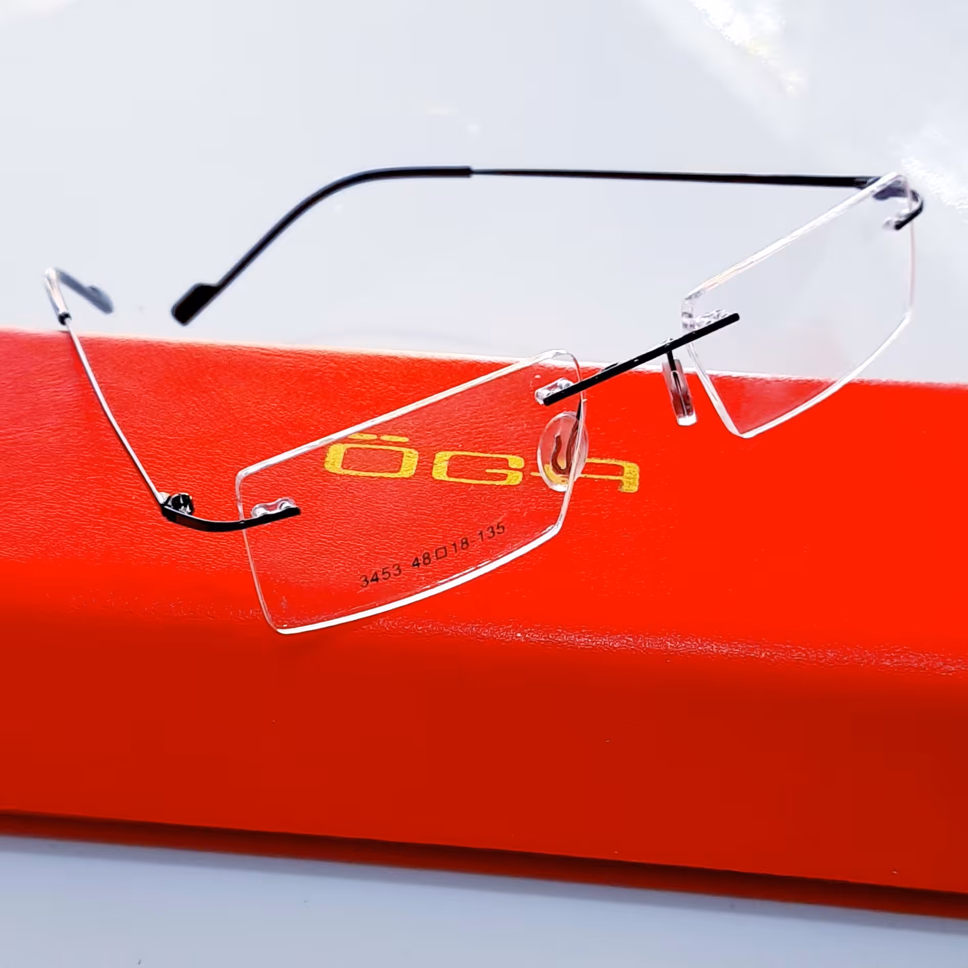 عینک طبی  بی فریم  رنگ مشکی 