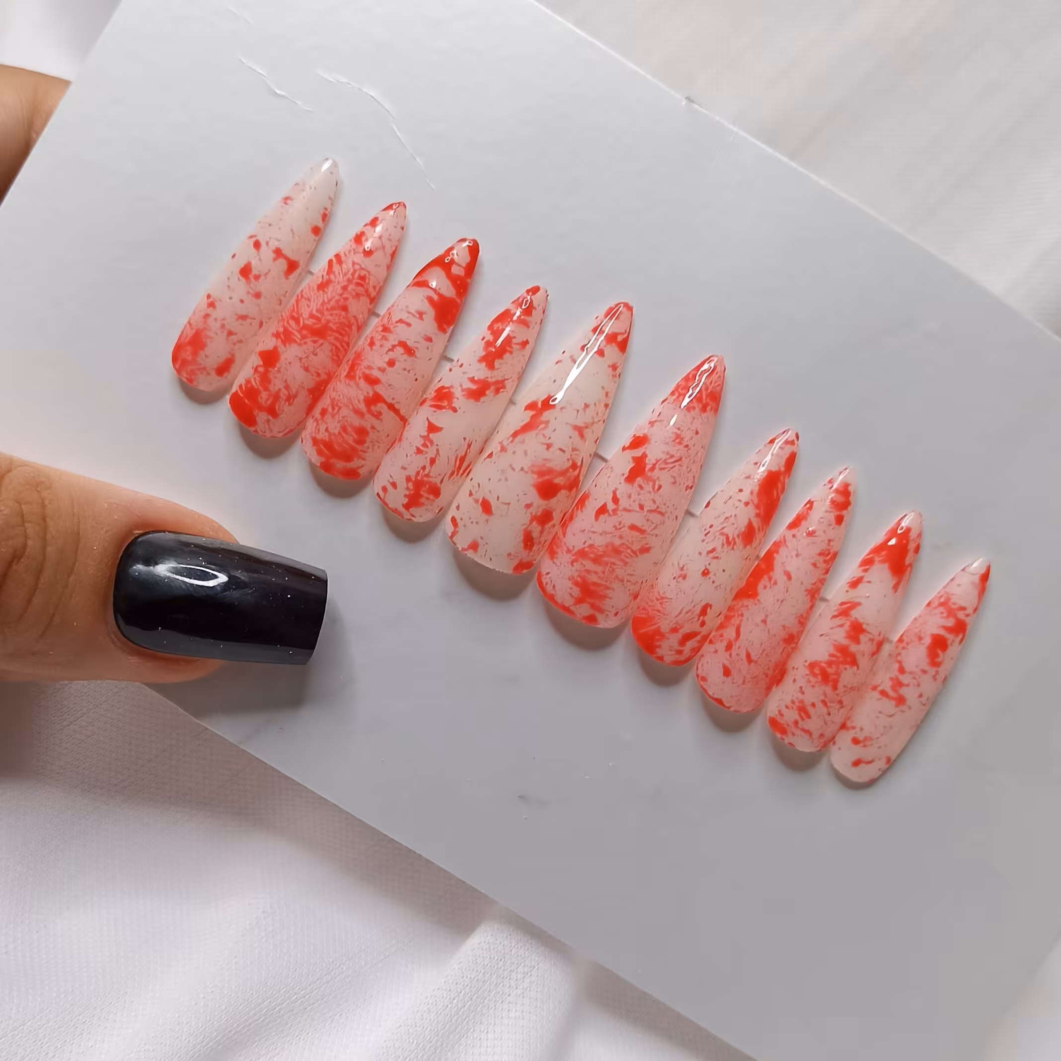 ناخن مصنوعی ساخته شده با مواد کاشت طرح خون 