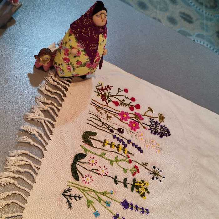 سفره قلمکار. در رنگ بندی های متنوع گلدوزی شده و جنس با کیفیت هیچ وقت رنگش نمیره