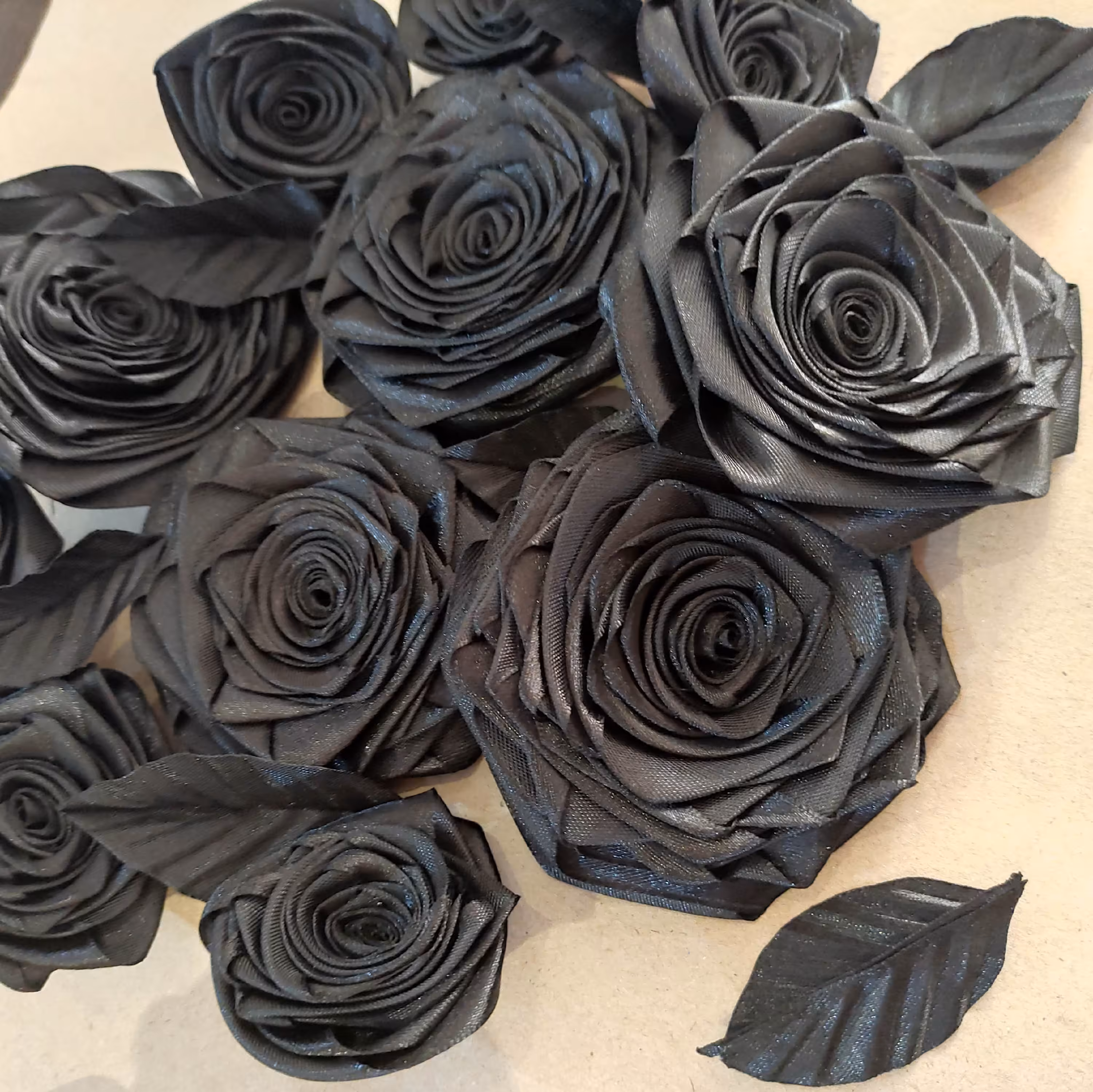 گل  و برگ روبانی در رنگ و اندازه دلخواه تک و عمده مناسب برای تزیین لباس کلاه باکس گل ..