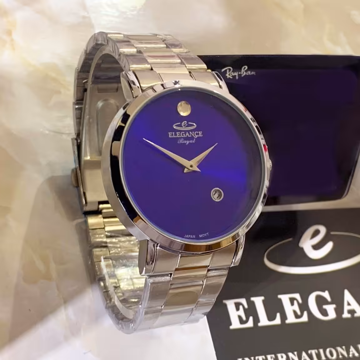 ساعتمچی الگانس حرفه ای مردانه حک شده. دارای روزشمار ضدآب در حد شستشوی دست قفل تاشو رنگ نقره ای درجه کیفیA ++