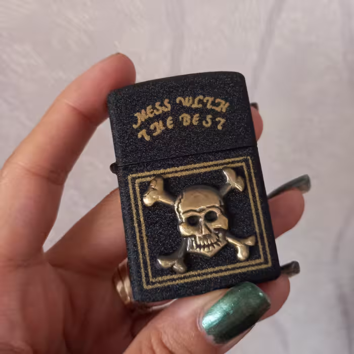 فندک بنزینی طرح شنی اسکلتی مشکی طلایی