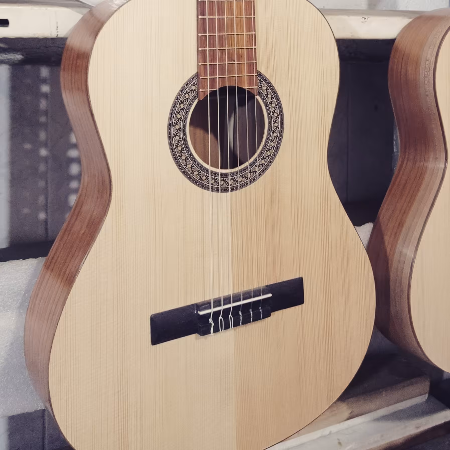 گیتار دست ساز  تمام چوبی 