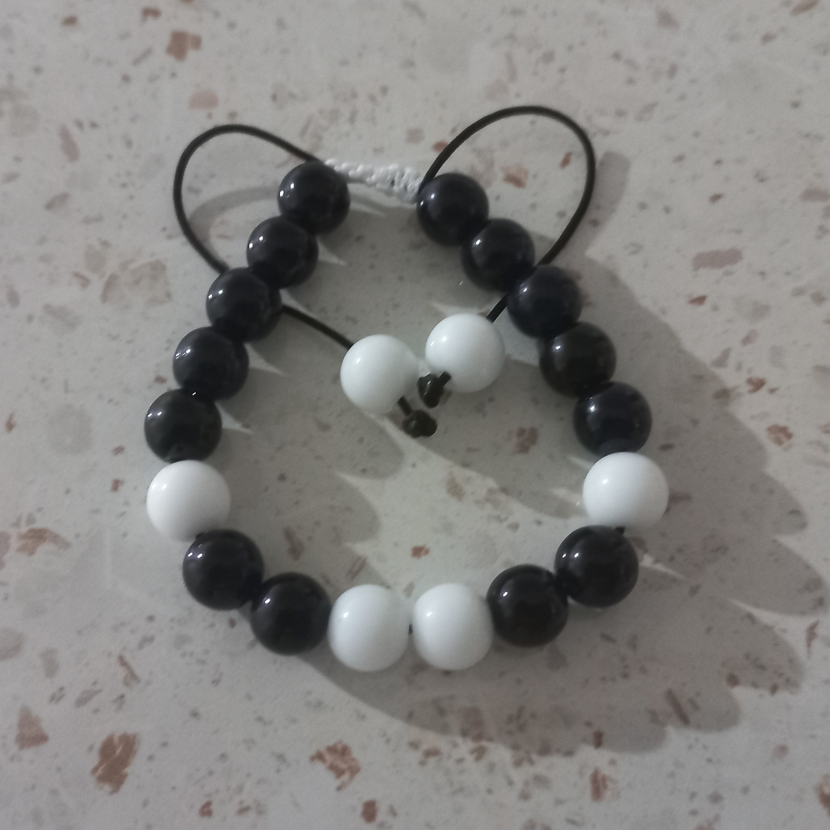 دستبند سیاه و سفید شفاف، بافت کشویی