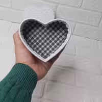 باکس گیفت خالی قلب سفیدچرمی کادوی هزینه ارسال در مقصد با مشتری میباشد