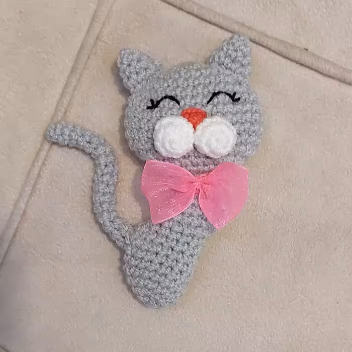 سنجاق سینه  یا پیکسل بافتنی  پیشی(10سانت)