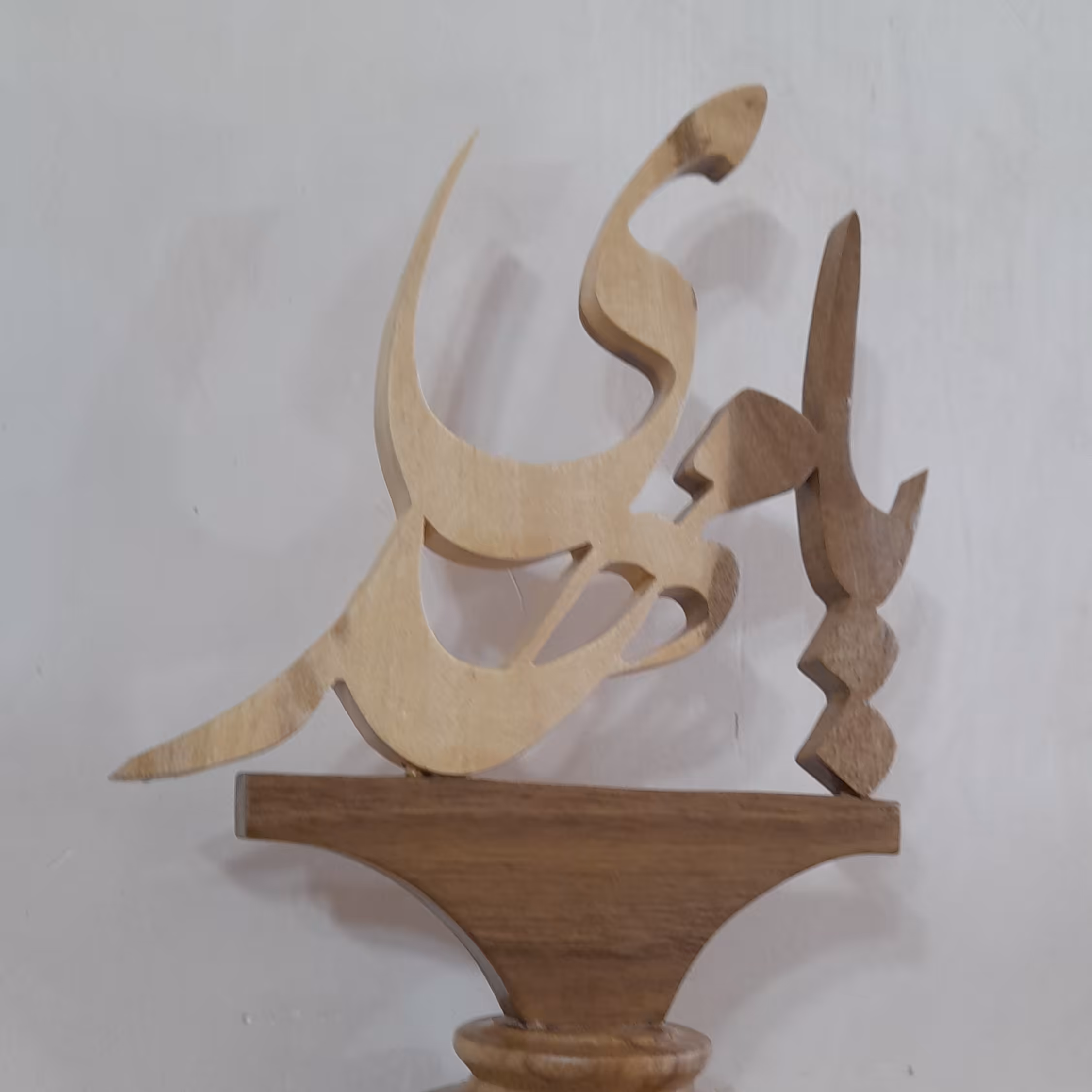 استند چوبی یا مهدی متریال چوب گردو و پایه خراطی شده پوشش پلی استر