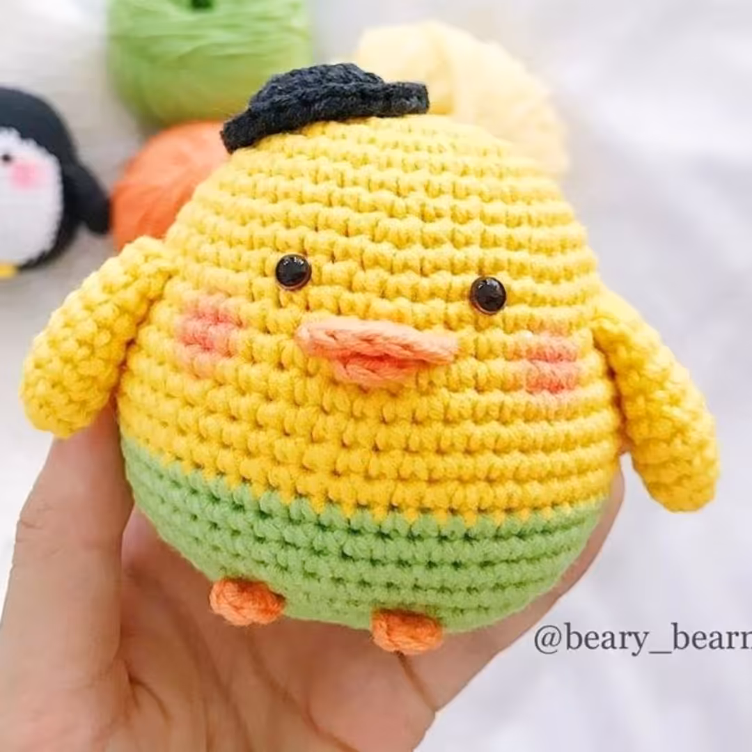عروسک دستبافت جوجه کلاه به سر بسیار دلنشین و مناسب انواع آویز و تزئینات و گیفت
