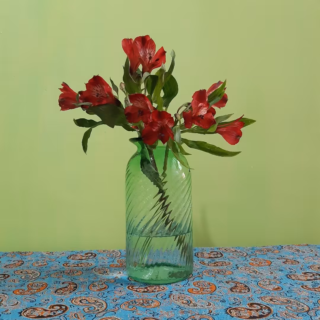 گلدان آبگینه ساخته شده به روش شیشه گری ایرانی بصورت دمی رنگ ثابت و قابل شستشو