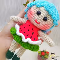 عروسک بافتنی دختر هندونه (یلدایی) قد 20 سانت (دستساز) بافته شده با بهترین کاموا ایرانی ، الیاف عروسک ضد حساسیت و درجه یک