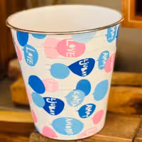 سطل زباله دور رنگی آبی طرح دار جنس پلاستیک و سایز 23 در 23