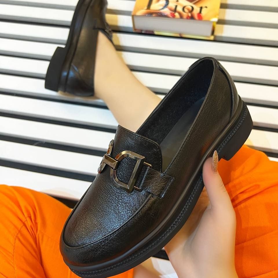 کلاسیک دخترانه و زنانه طرح زی زی
کد 565
قالب استاندارد
زیره پیو
جنس عالی
Size 37ta41