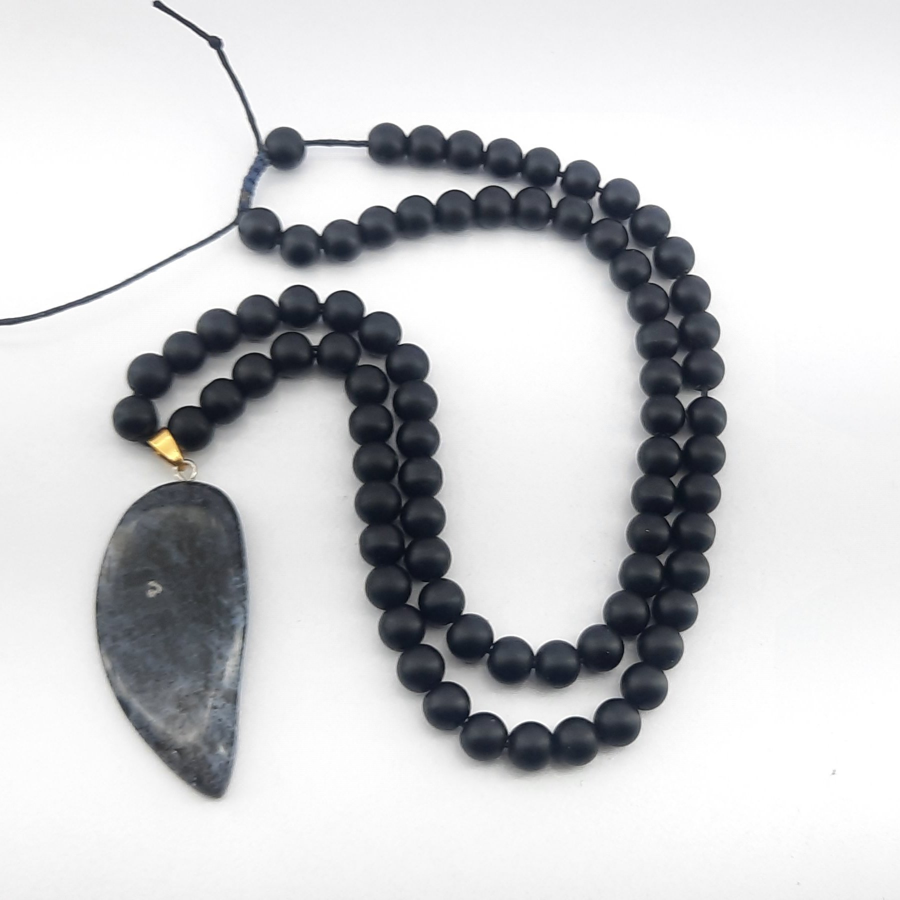 گردنبند عقیق سیلیس معدنی با بند اونیکس مات کد ه200 سنگ پلاک صد در صد طبیعی و معدنی و اصل و پر انرژی