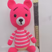 خرس بافته شده باقلاب پر شده باپشم شیشه مرغوب با بافت صخیم با نخ کاموای ایرانی با ارتفاع 23 سانت در دسته صنایع دستی بافتن