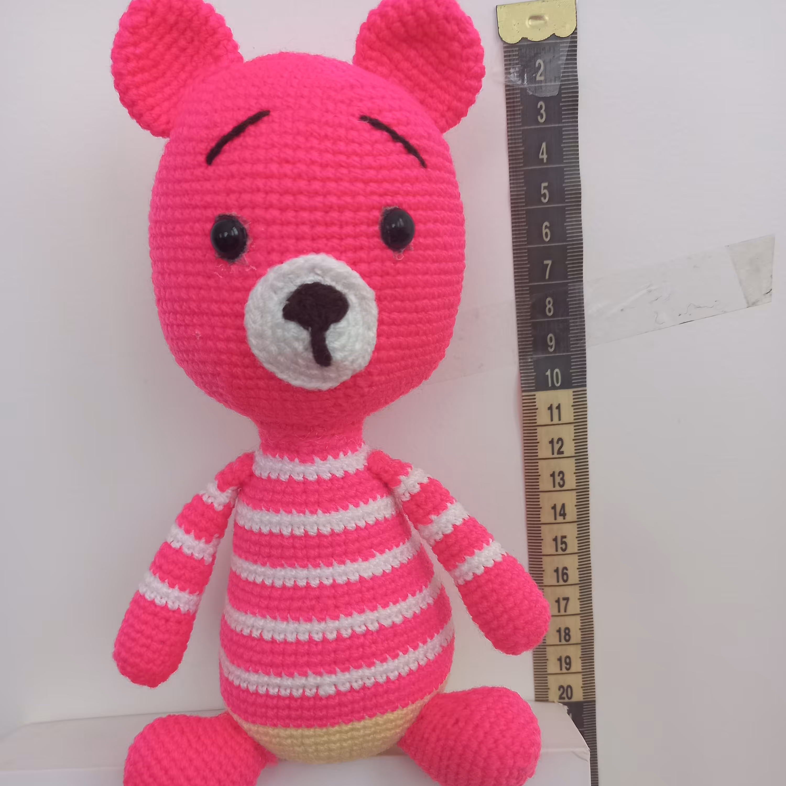 خرس بافته شده باقلاب پر شده باپشم شیشه مرغوب با بافت صخیم با نخ کاموای ایرانی با ارتفاع 23 سانت در دسته صنایع دستی بافتن