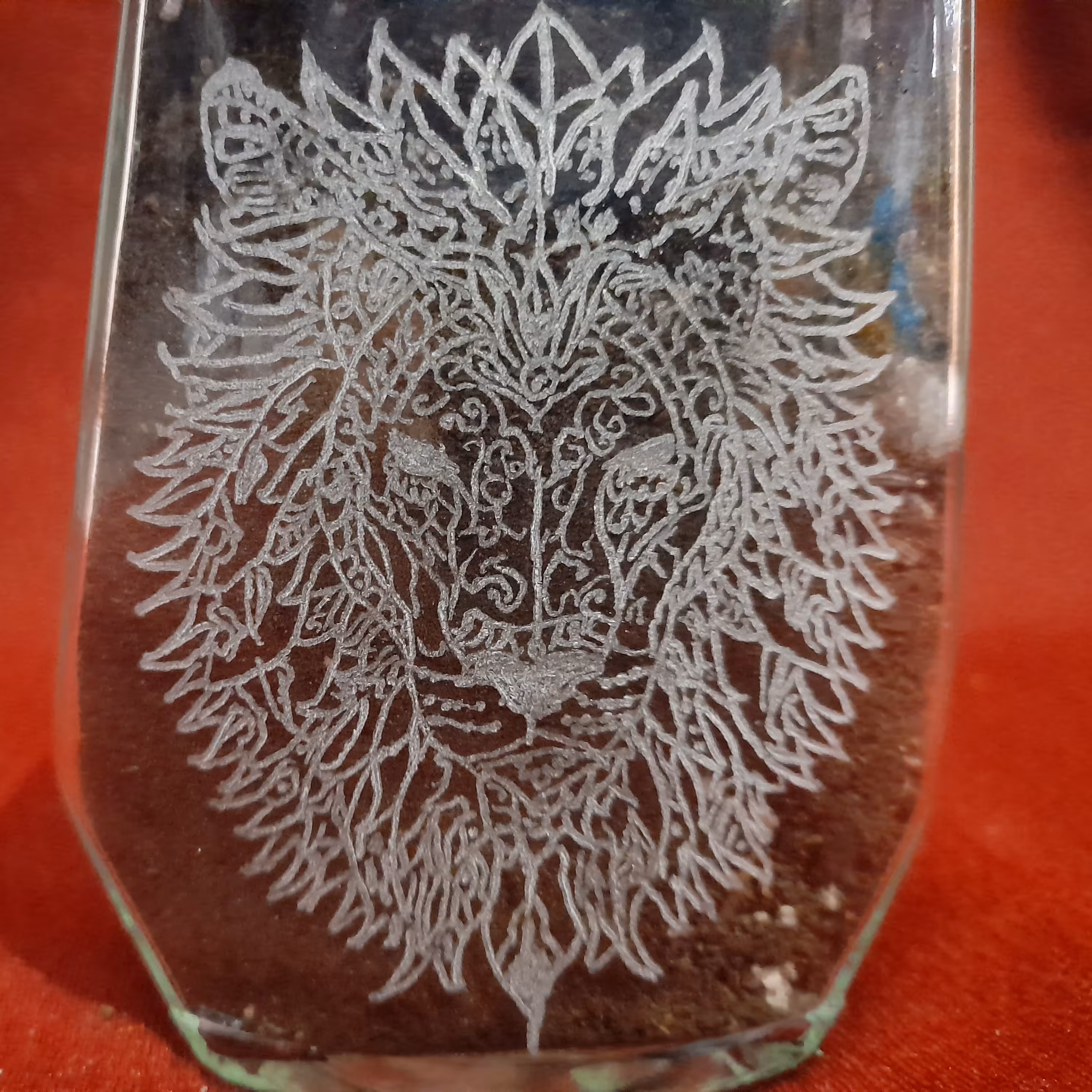 حکاکی طرح شیر روی لیوان (عکس نمونه کار) طرح دلخواه پذیرفته میشود 