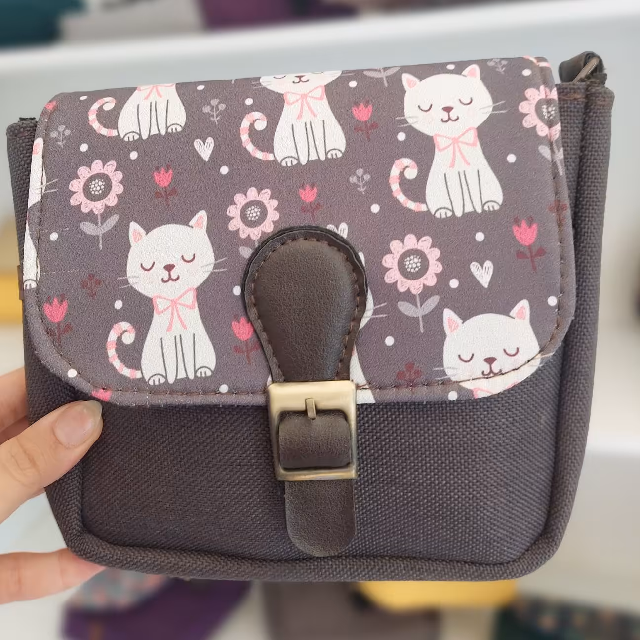 کیف دوشی فانتزی تک سگکی(طرح گربه های سفید). هدیه ی زیبای روز دختر