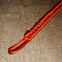 جاکلیدی قرمزی که با نخ قیطانی ساخته شده و...