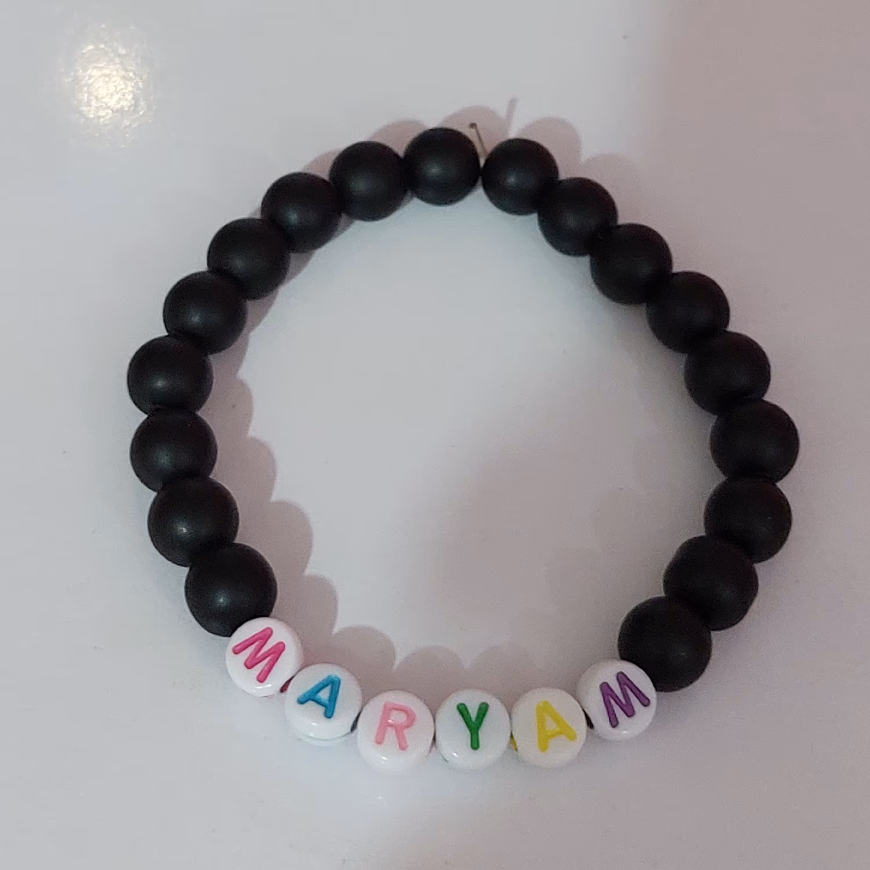 دستبند کشی سیاه مات با حروف سفید و اسم دلخواه شما 