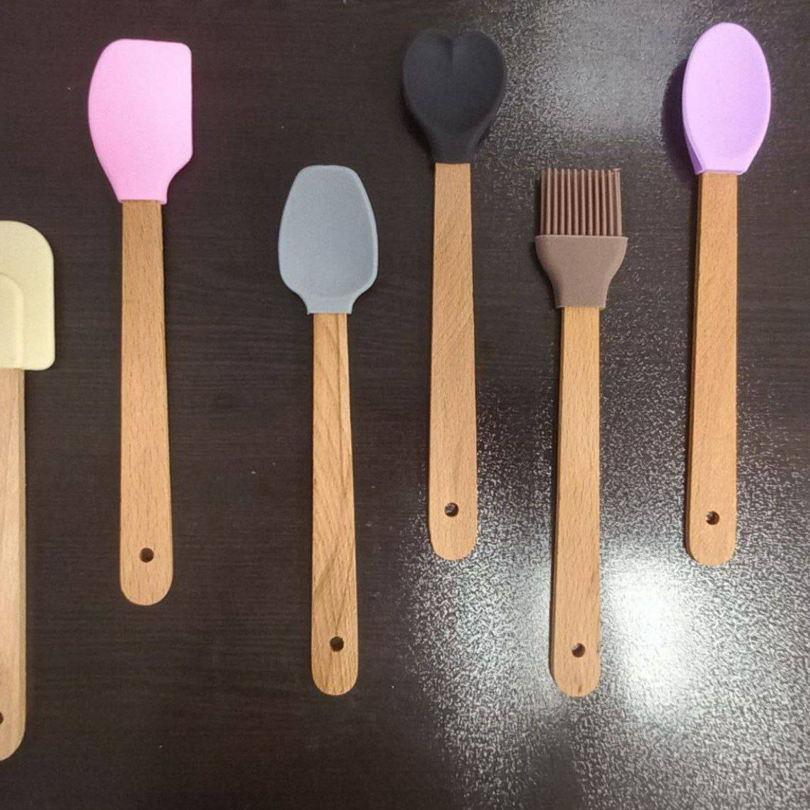 ست قاشق سیلیکونی دسته چوبی ، 6 کفگیر مختلف در یک پک