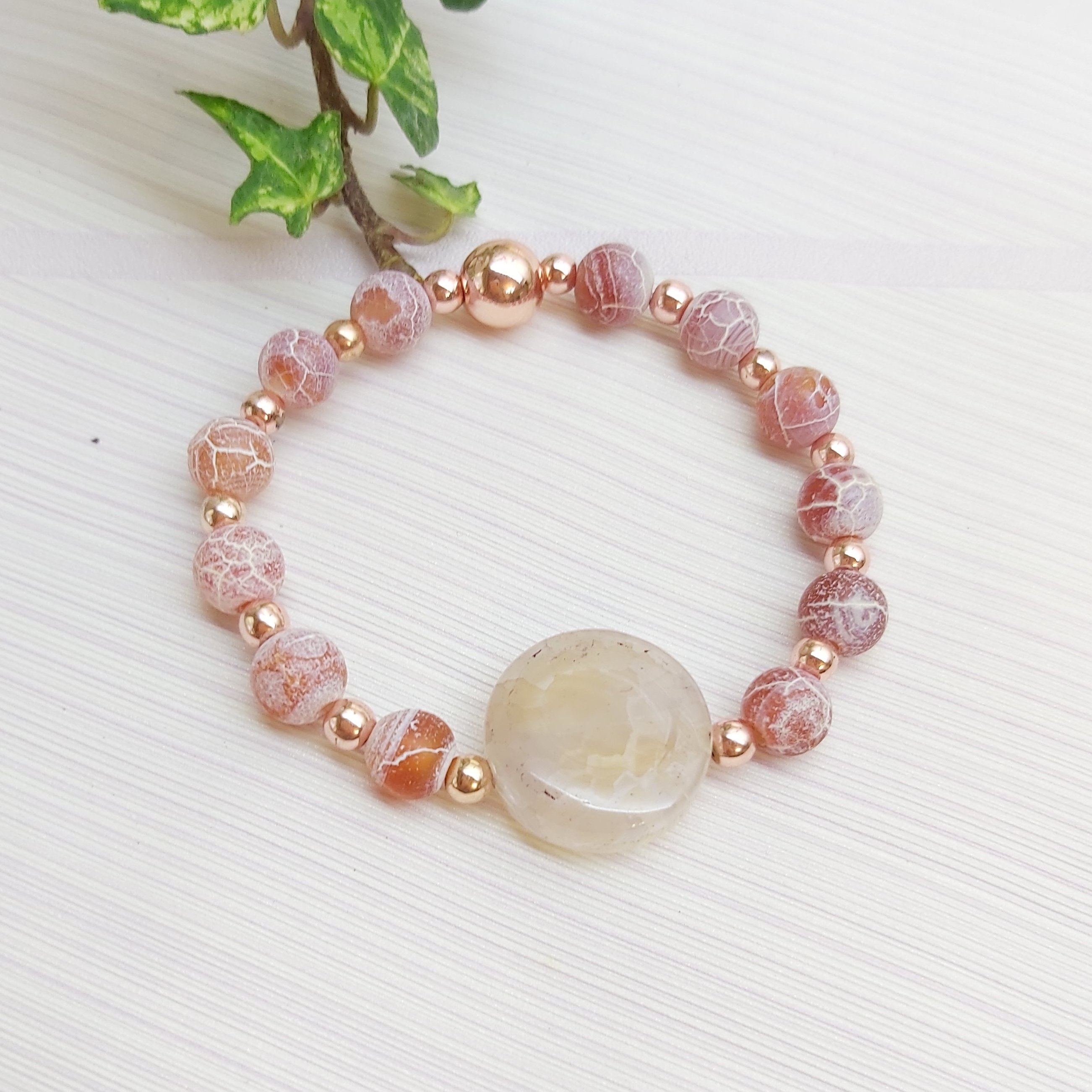 دستبندسنگ  عقیق  ب زیلی مدل هور همراه با عقیق سکه ای