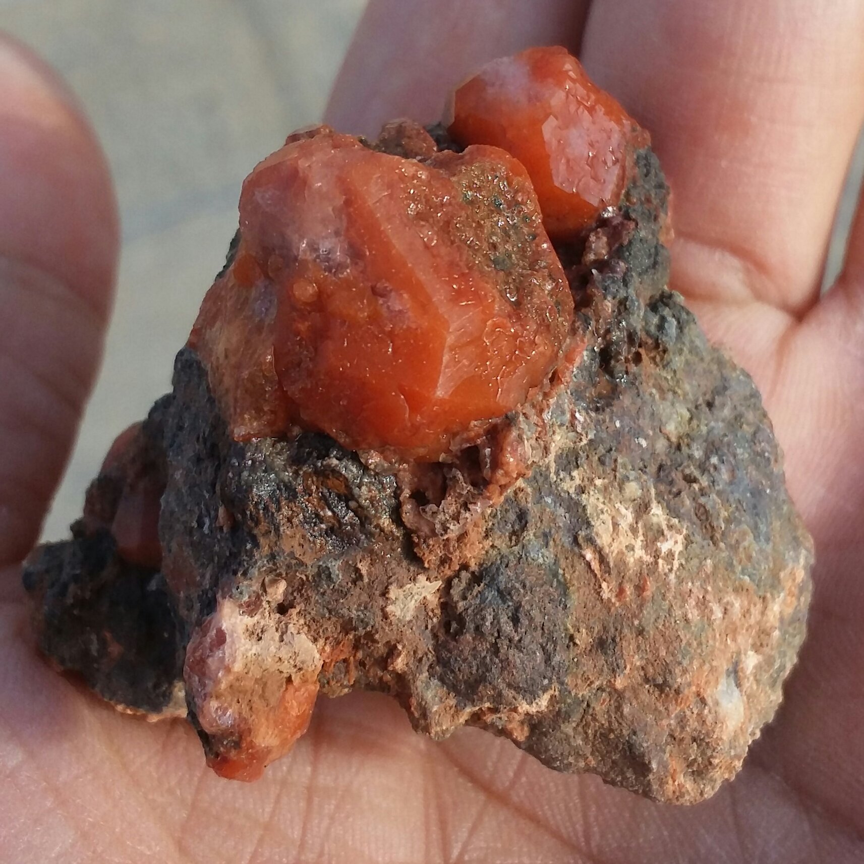 نمونه فوق کلکسیونی آنالیسم بلور  سرخ بسیار درشت روی بستر محشر بسیااااار زیبا 100 در 100 طبیعی نمونه ای کم نظیر