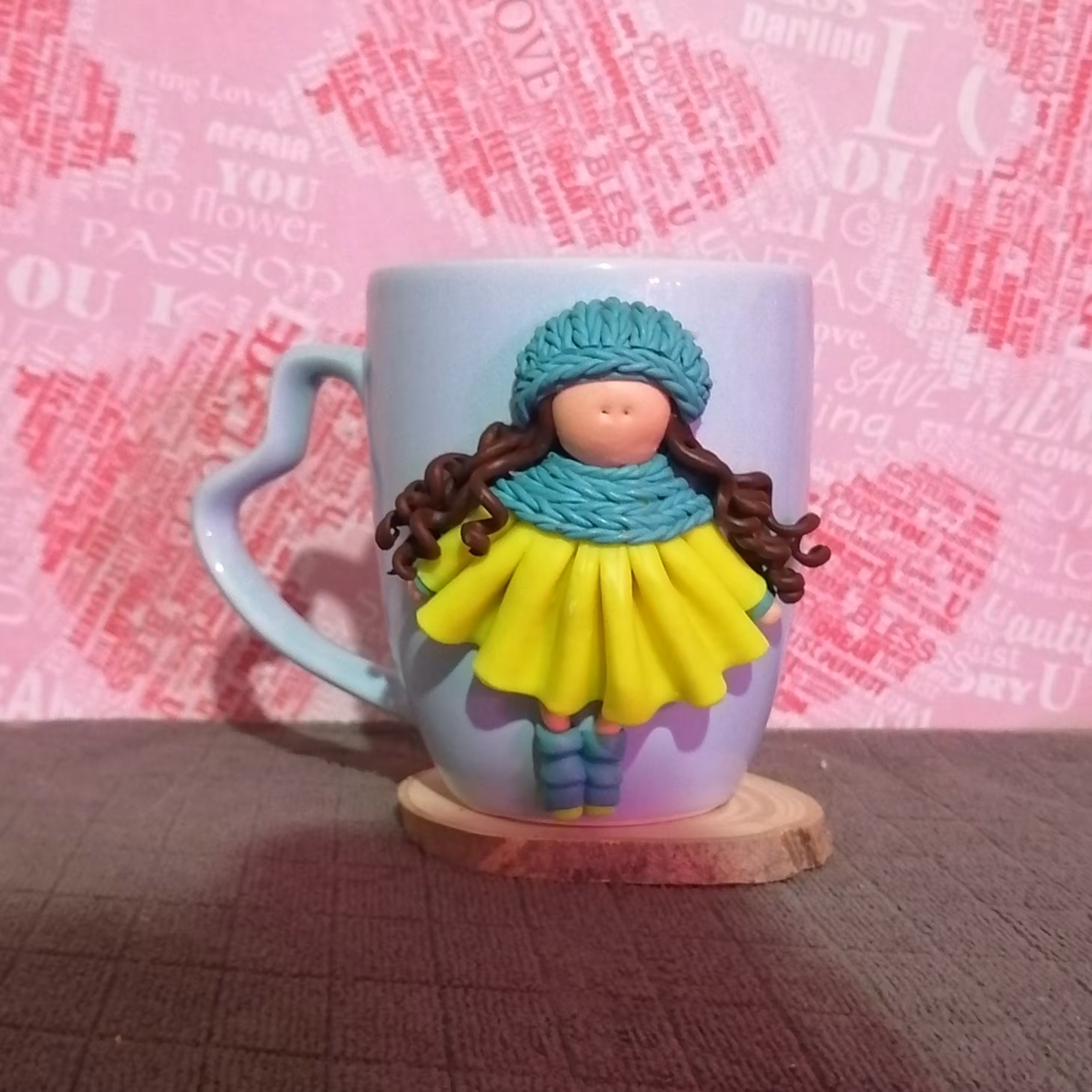 ماگ عروسک روسی با خمیر آرتینا نشکن و ضد آب سرامیک درجه یک دسته قلبی قابل شستشو. 