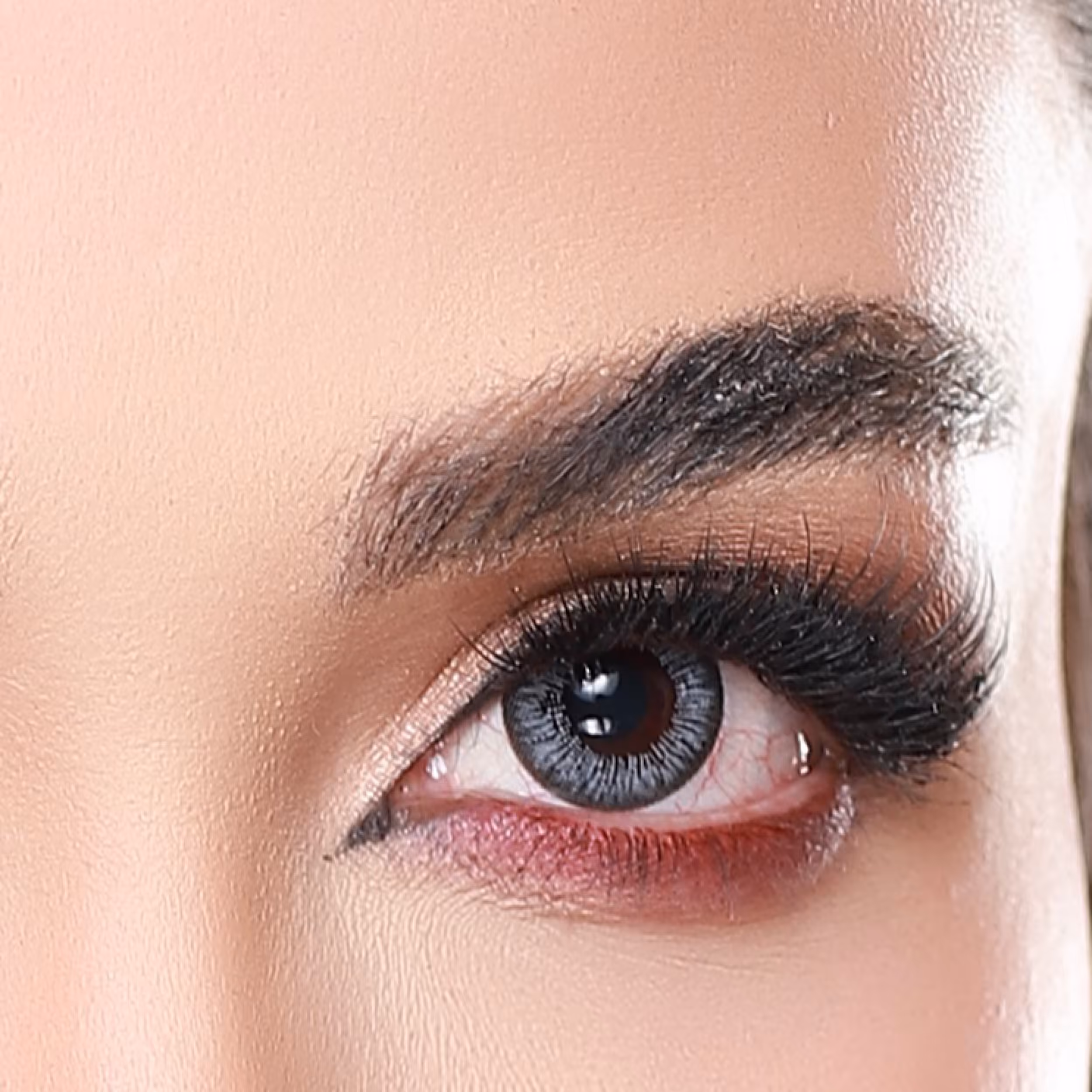 لنز چشم بیوتی سالیانه رنگ خاکستری تیره هاله دار