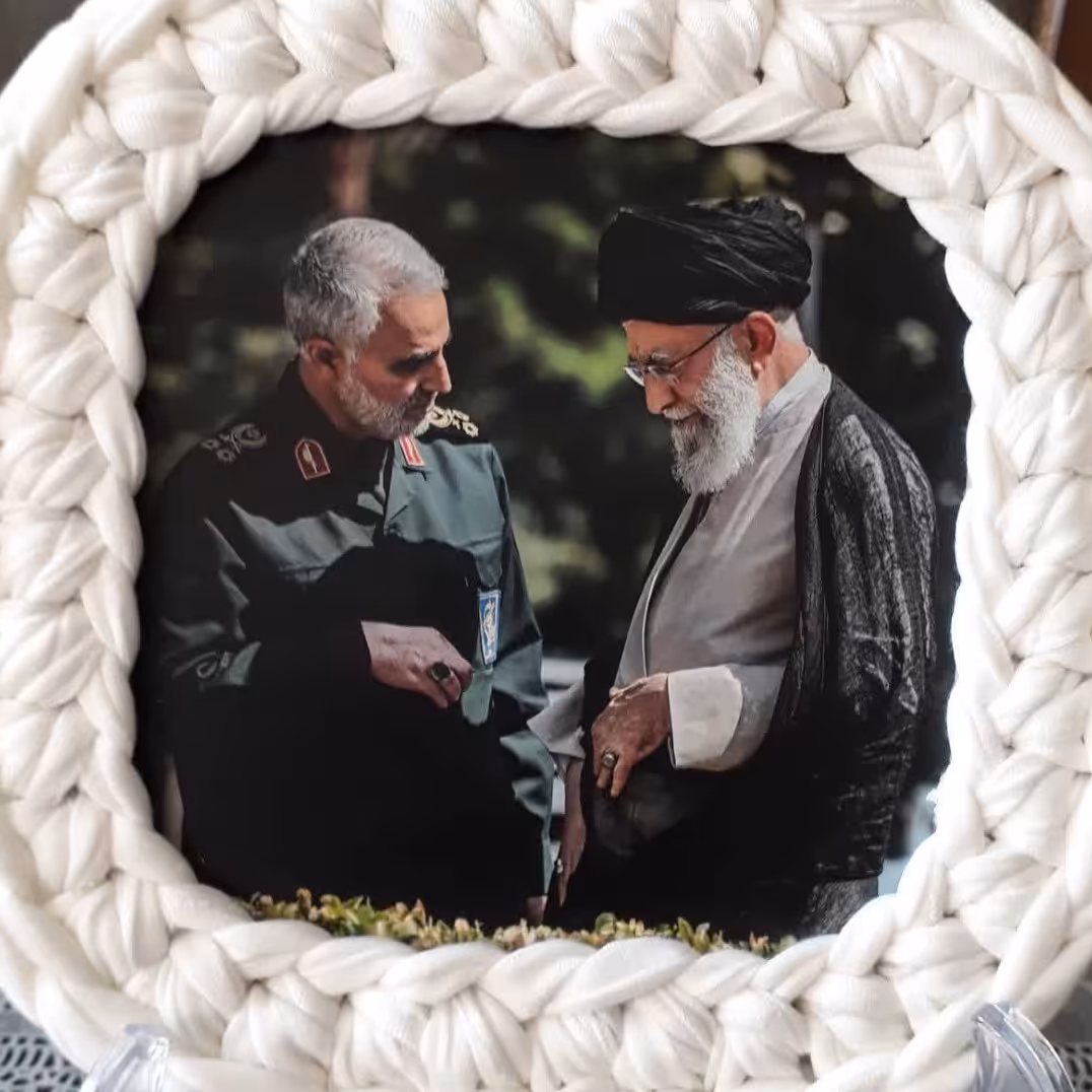 قاب دور مخمل دستباف حاج قاسم و رهبری