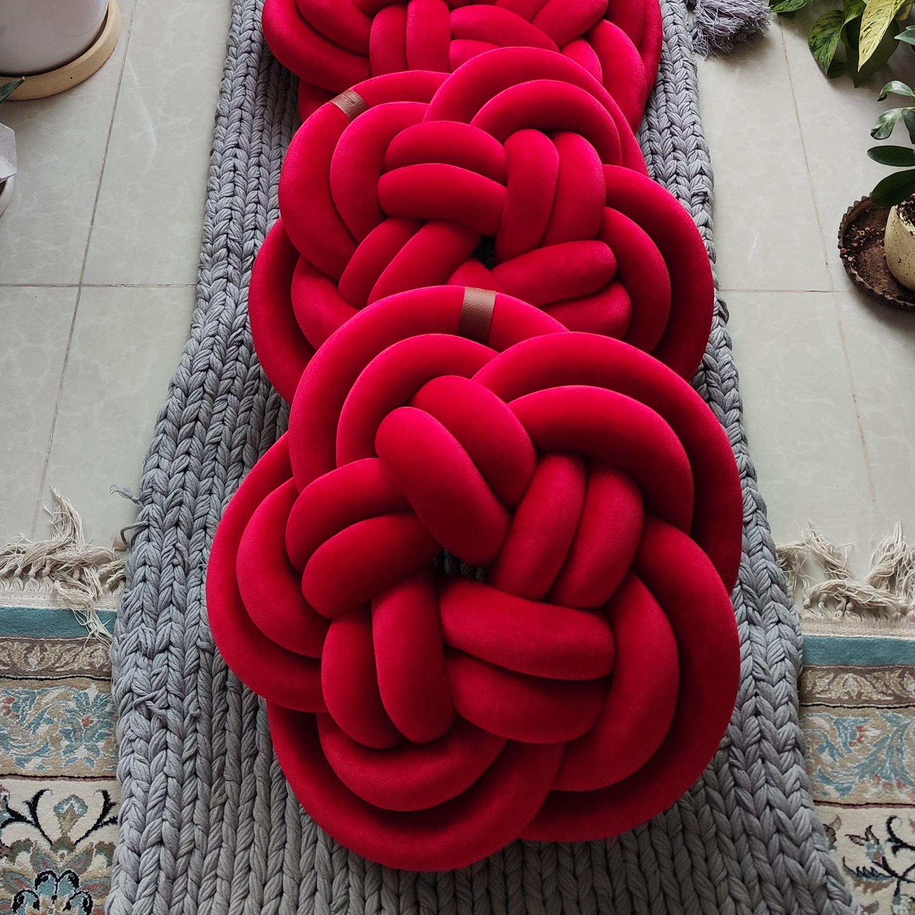 کوسن گره ای مخمل کُره ای  مدل پنج پر  ابعاد 47 در 47 در 15 سانتیمتر 1 کیلوگرم