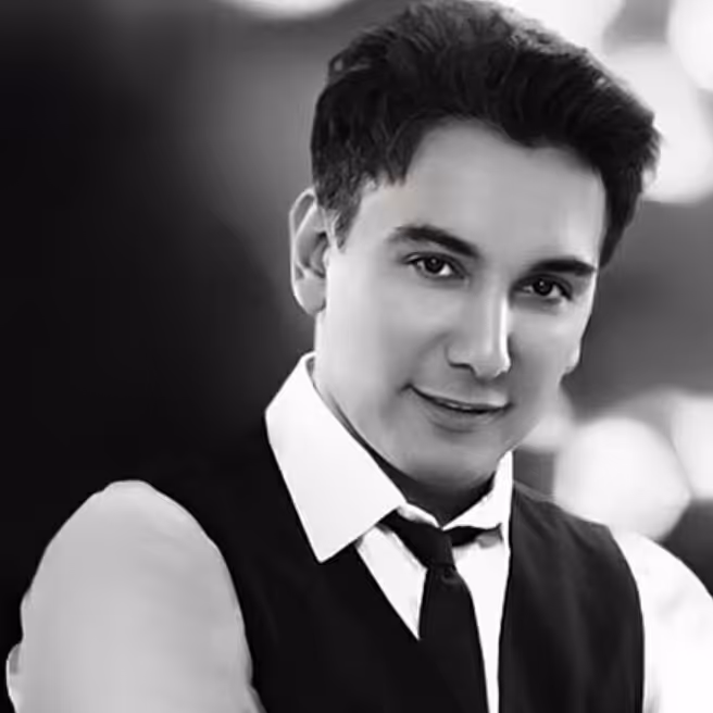 طراحی سیاه قلم.زغال
وزن 500گرم
رنگ سفید نقره ای
سایز a3
30در40
مقوا.اشتنباخ
طراحی با زغال