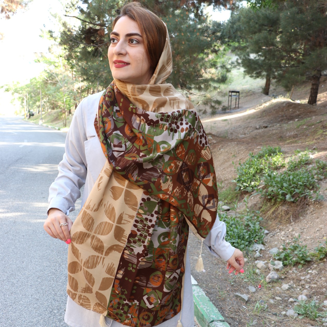 شال نخی ژاکارد منگوله دار رنگ کرم دارای رنگ بندی