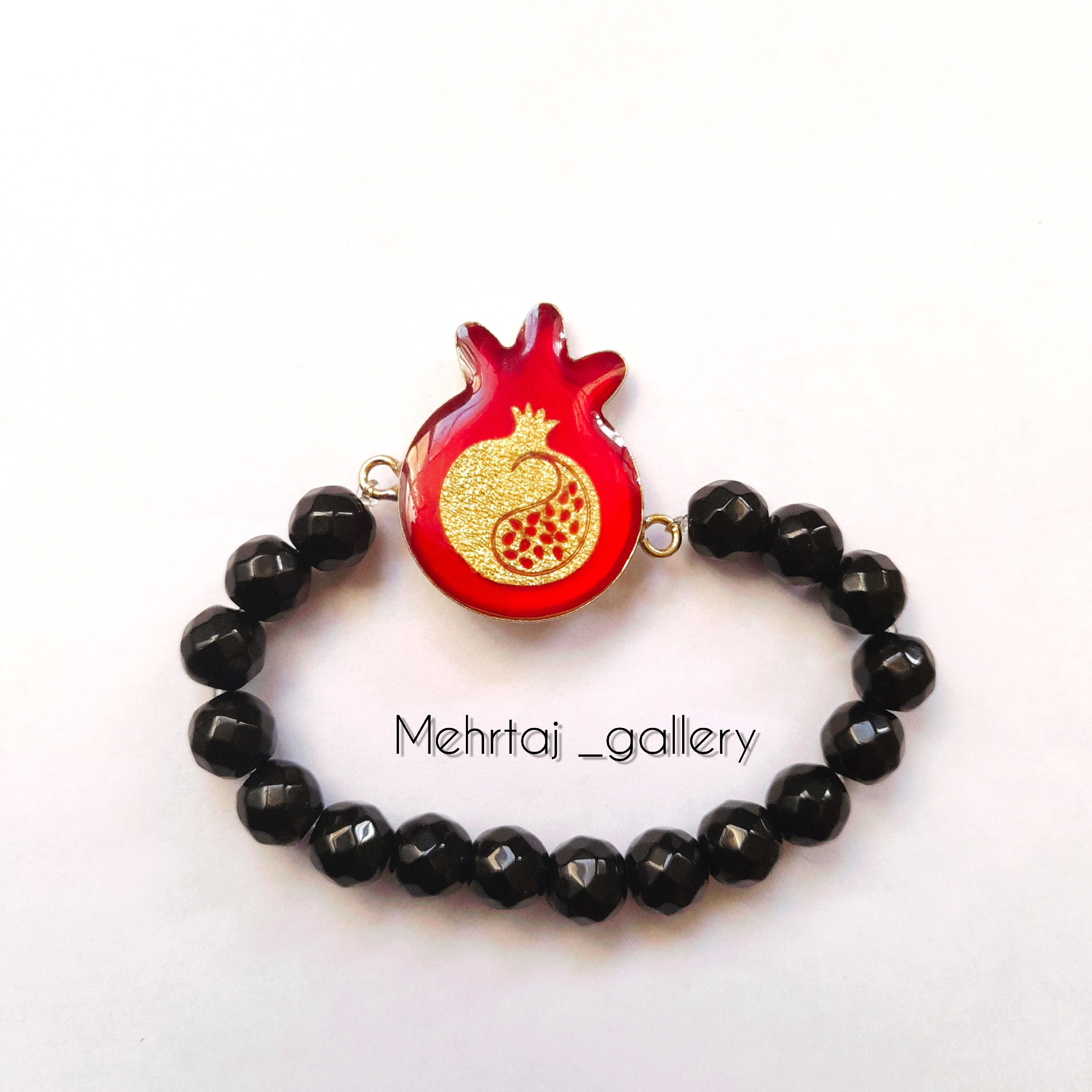 دستبند رزینی طرح انار با قاب طلایی 