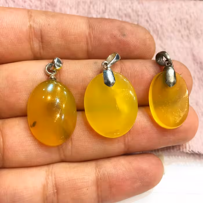 سنگ های عقیق زرد مدالی 
جهت حکاکی دعای شرف شمس 
در سایزهای مختلف 
از سایز بچه گانه تا بزرگسال
 با پاپیون نقره
