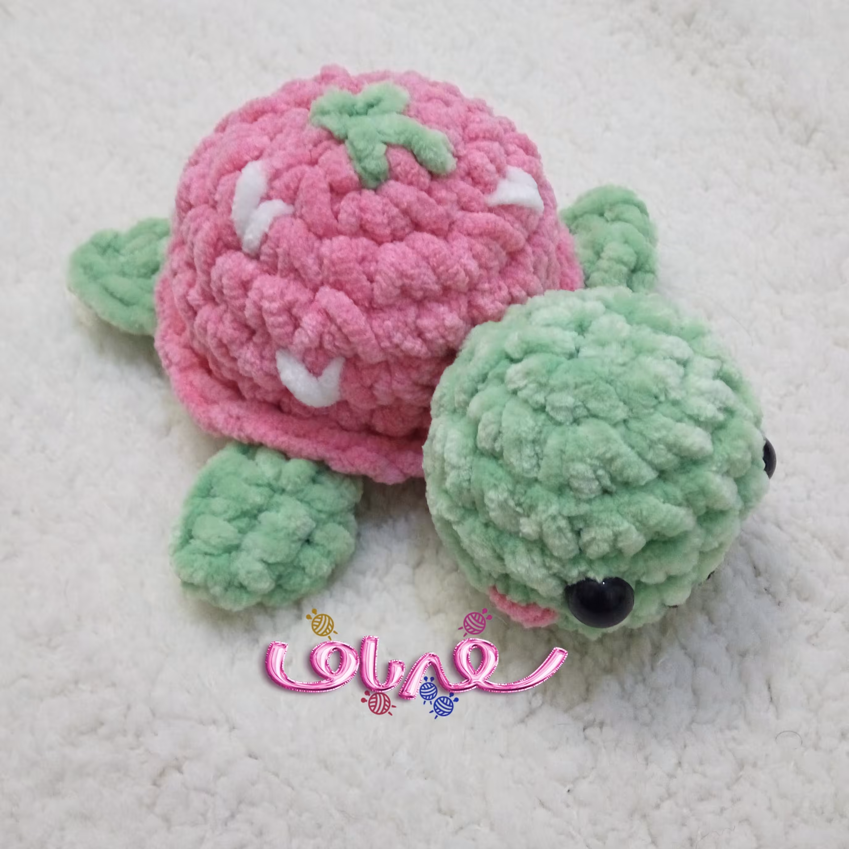 عروسک بافتنی مخملی پولیشی دستباف طرح لاکپشت توت فرنگی سفیرباف