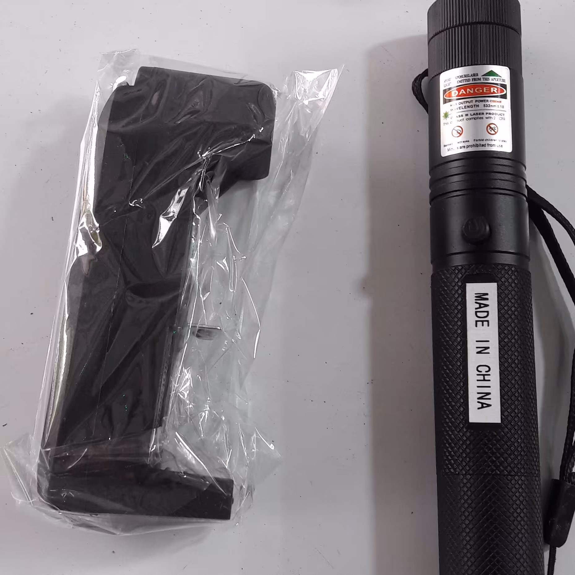 چراغ قوه شارژی لیزری دارای برد ده کیلومتر