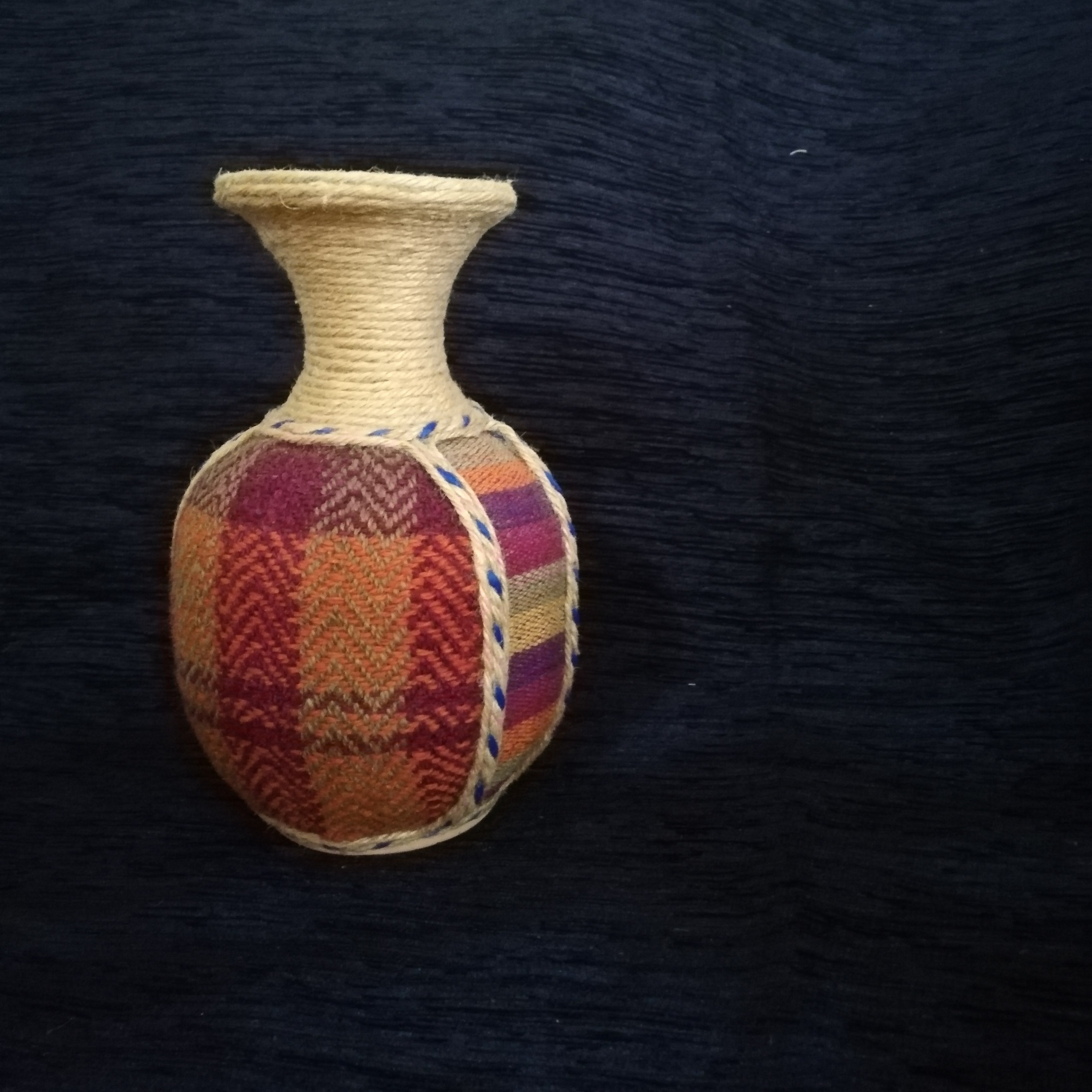 گلدان سفالی با رویه گلیم و جاجیم نارنجی دستباف 