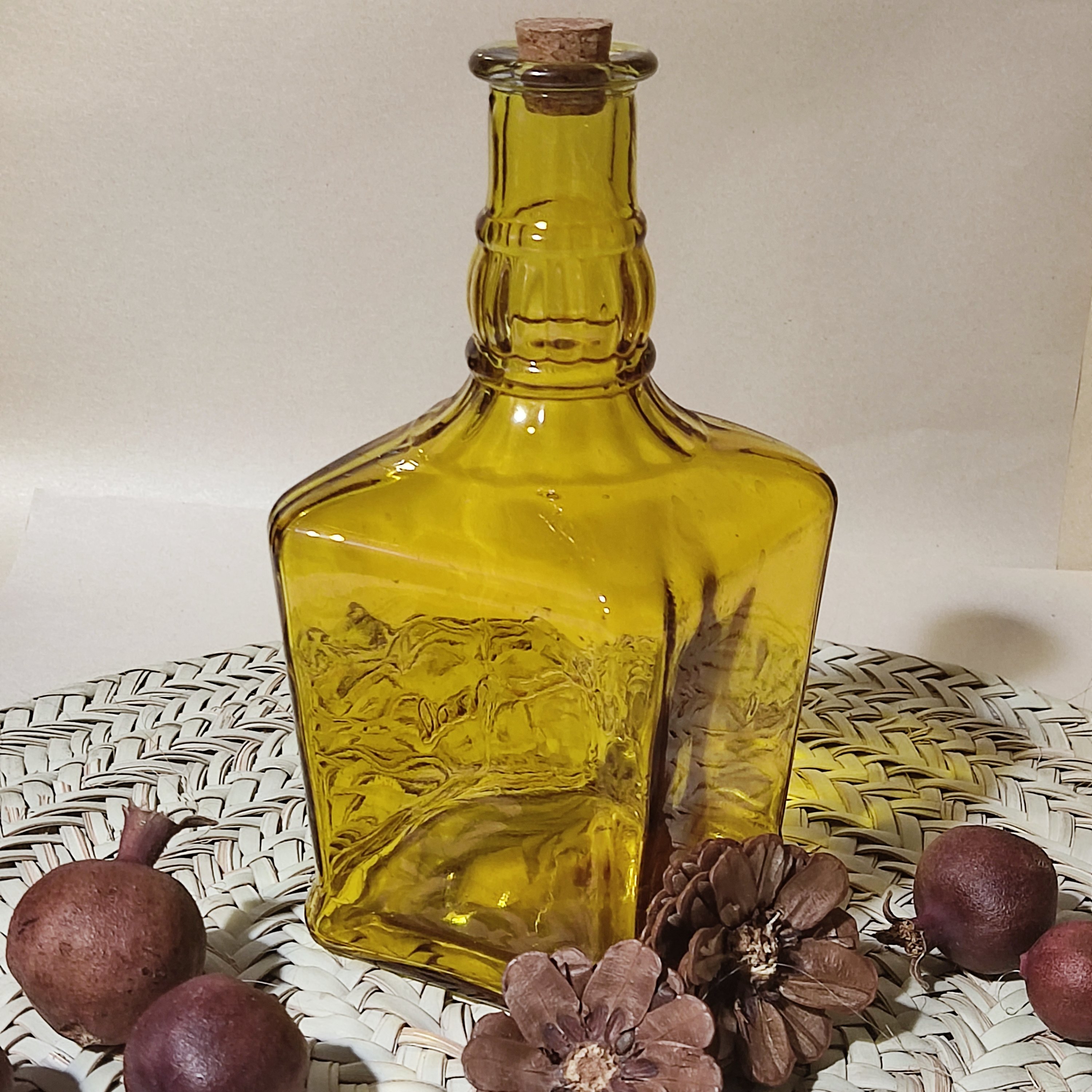 بطری شیشه ای رنگ ثابت ،ارتفاع 21 سانتی و پهنا 10 ،مناسب برای استفاده و دکور