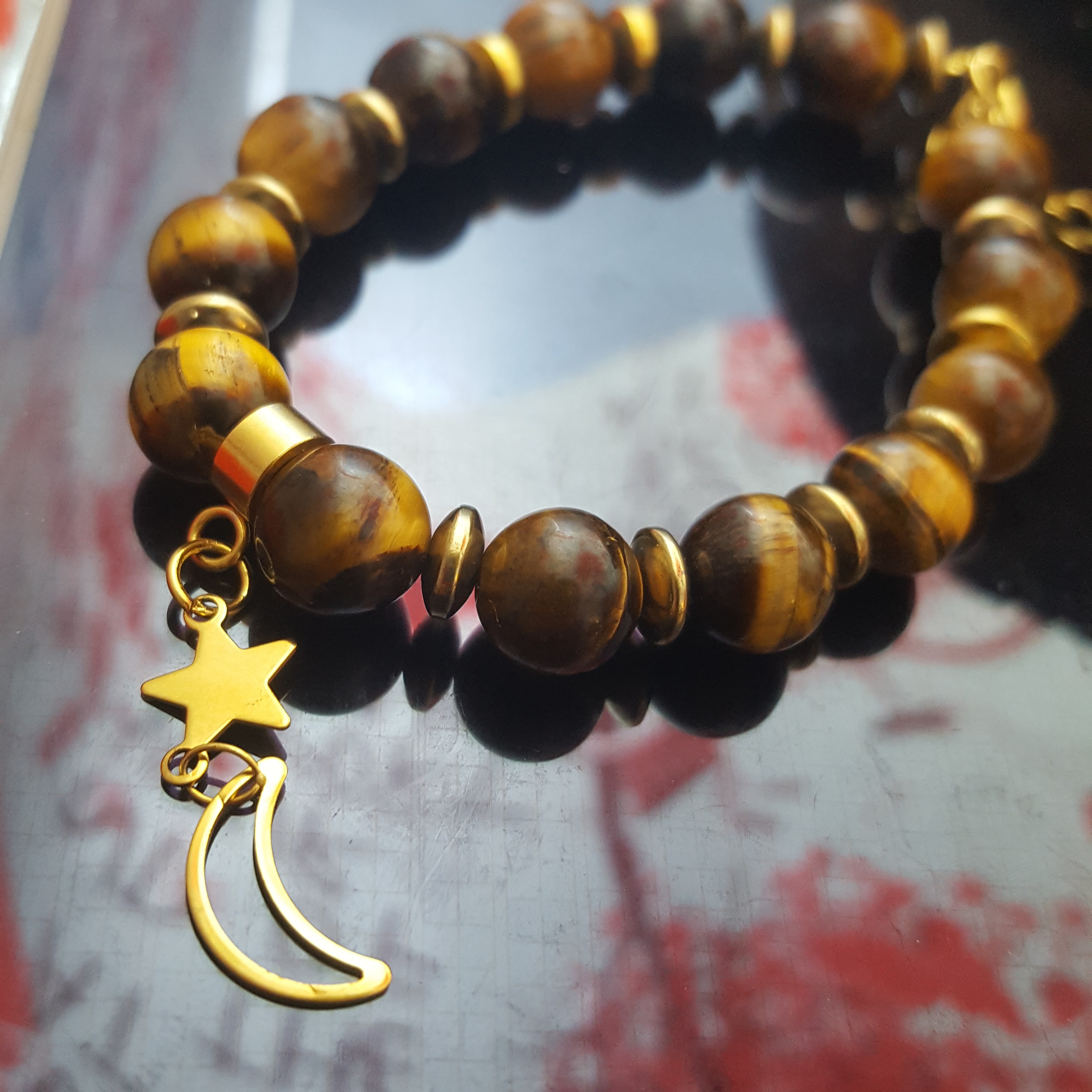 دستبند سنگ چشم ببر ماه و ستاره همراه با یراق استیل رنگ ثابت کد  557