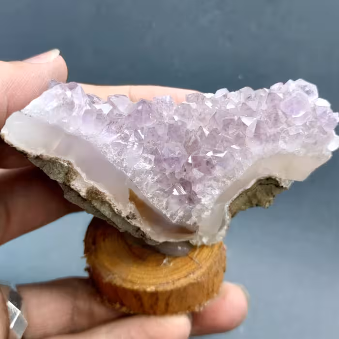 سنگ آمتیست خوشرنگ ایرانی با کیفیت نصب شده بر روی پایه چوبی مناسب دکور و ویترین 