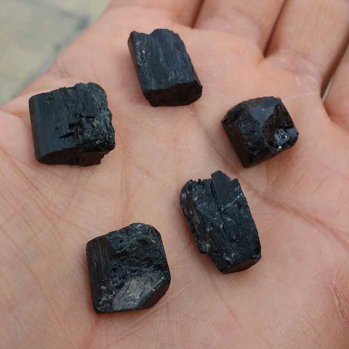 سنگ راف تورمالین شرول وارداتی پک 5 عددی ارزشمند شاهکار خلقت 100درصد طبیعی مناسب جهت کلکسیون و ساخت نگین کد 9513