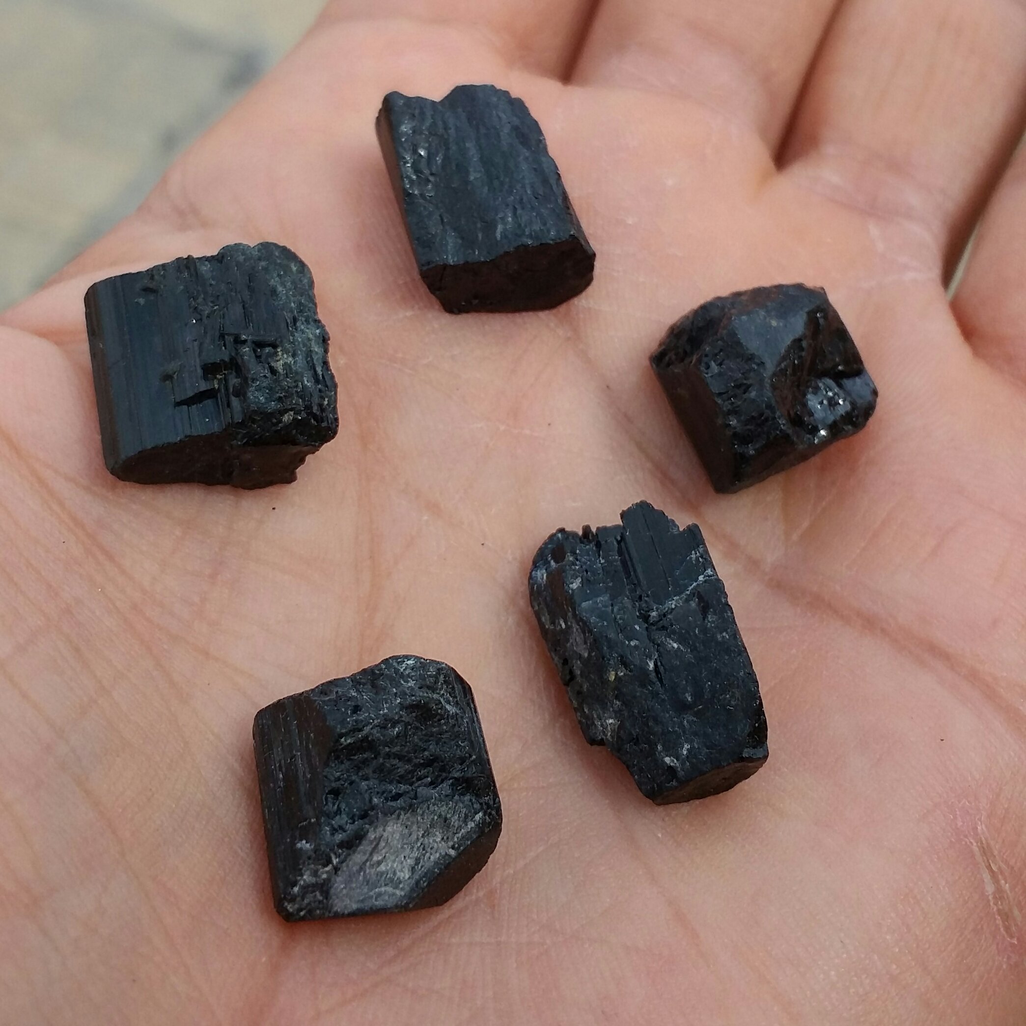 سنگ راف تورمالین شرول وارداتی پک 5 عددی ارزشمند شاهکار خلقت 100درصد طبیعی مناسب جهت کلکسیون و ساخت نگین کد 9513