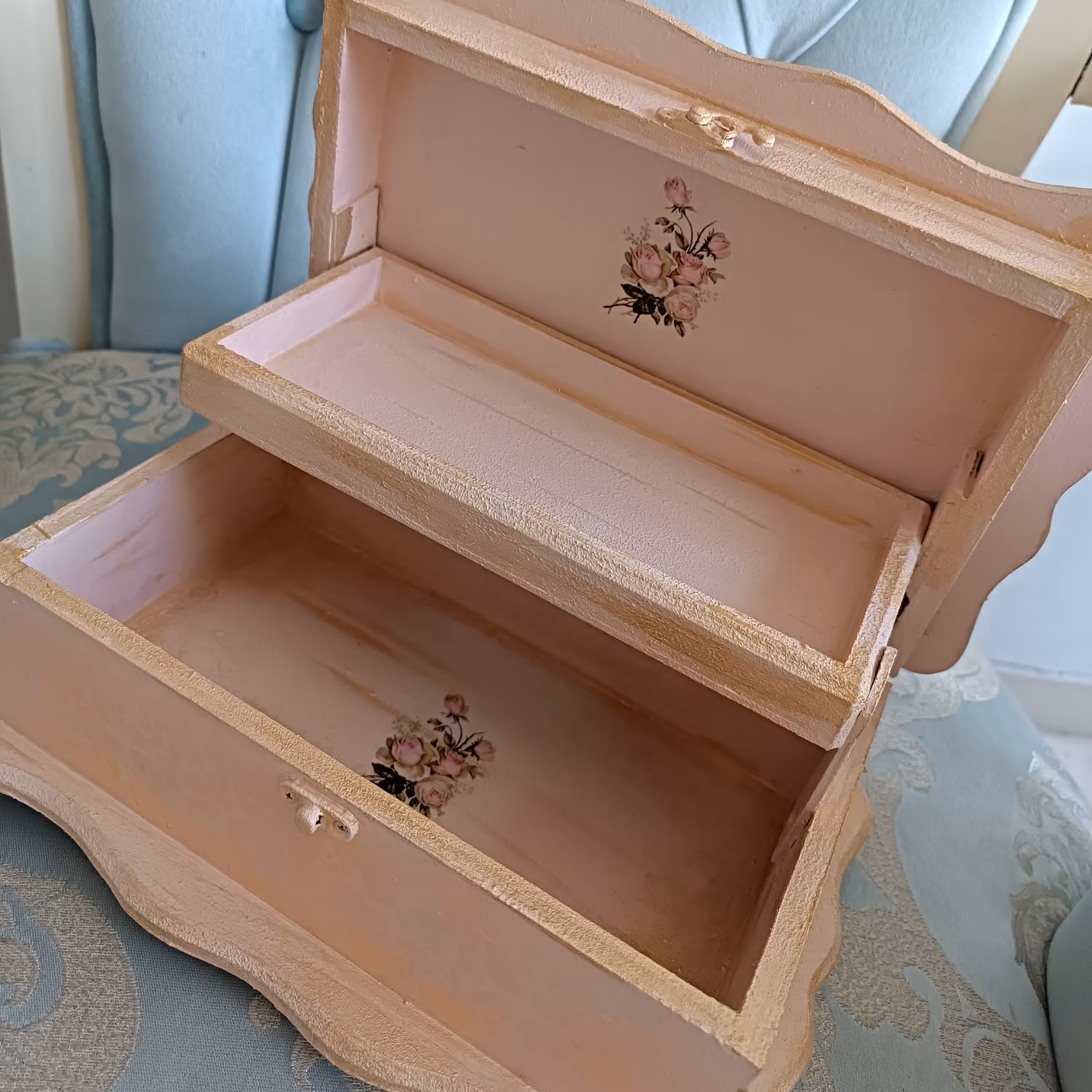 جا جواهری وجالوازم آرایشی 