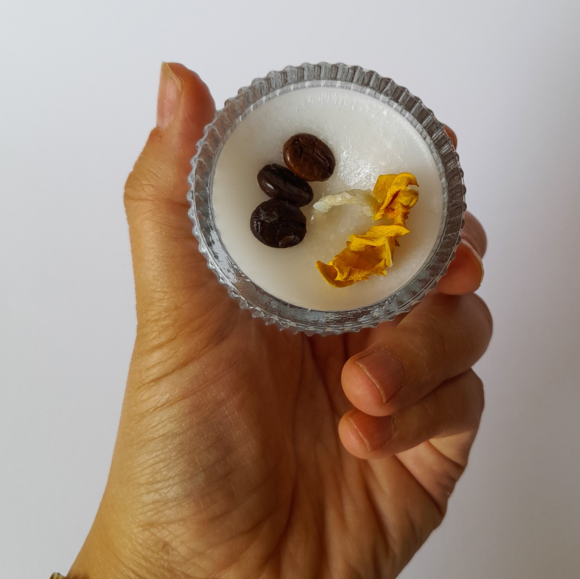 شمع تزیینی و مصرفی  دستساز معطر شیشه ای 3 عددی گالری زیبا(تزئین شده با قهوه وگل خشک)