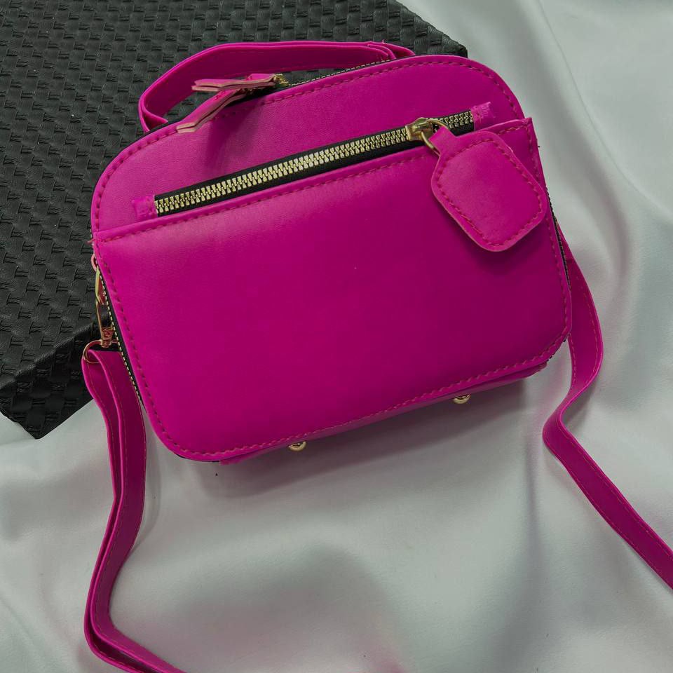 کیف زنانه خوش رنگ و جادار   دارای بند بلند قابل تنظیم 