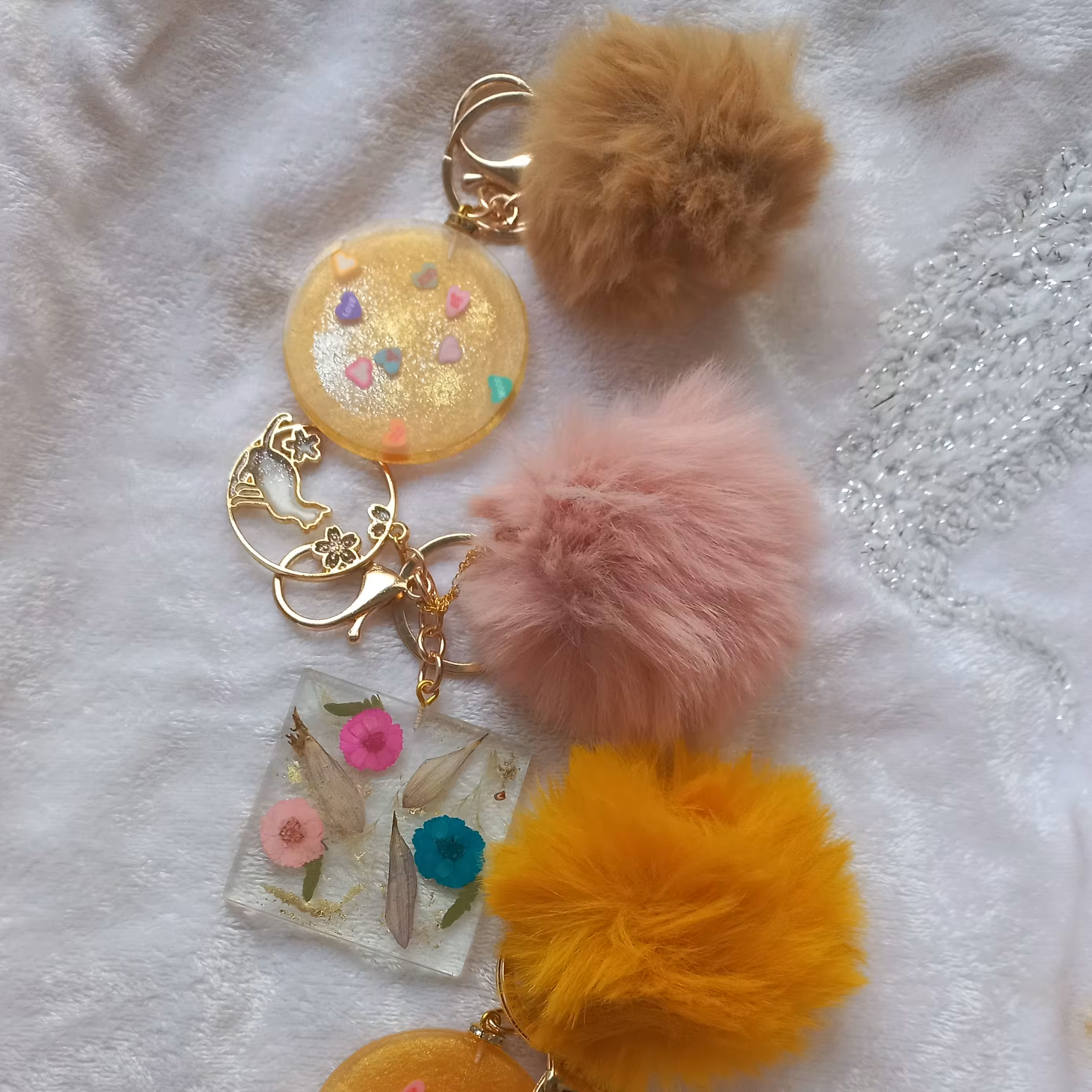 جاسویچی پوم پوم دار رزینی با حروف و سایز بندی و رنگ بندی مختلف