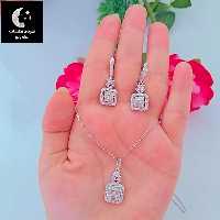 نیم ست نقره زنانه امرالد باعیار 925 و آبکاری طلا سفید با زنجیر