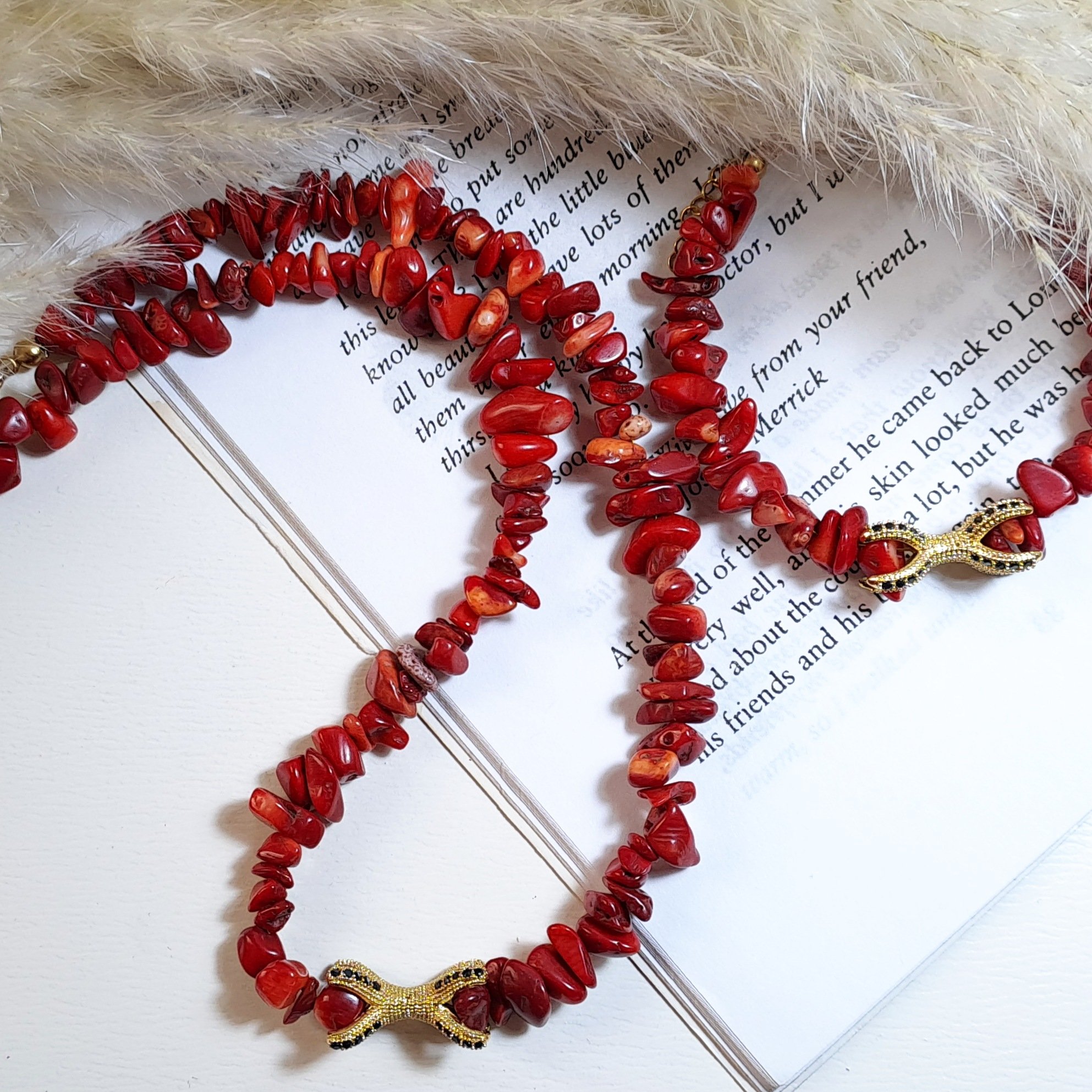 نیم ست زنانه گردنبند و دستبند سنگ مرجان قرمز و چنگک طلایی نگین کاری