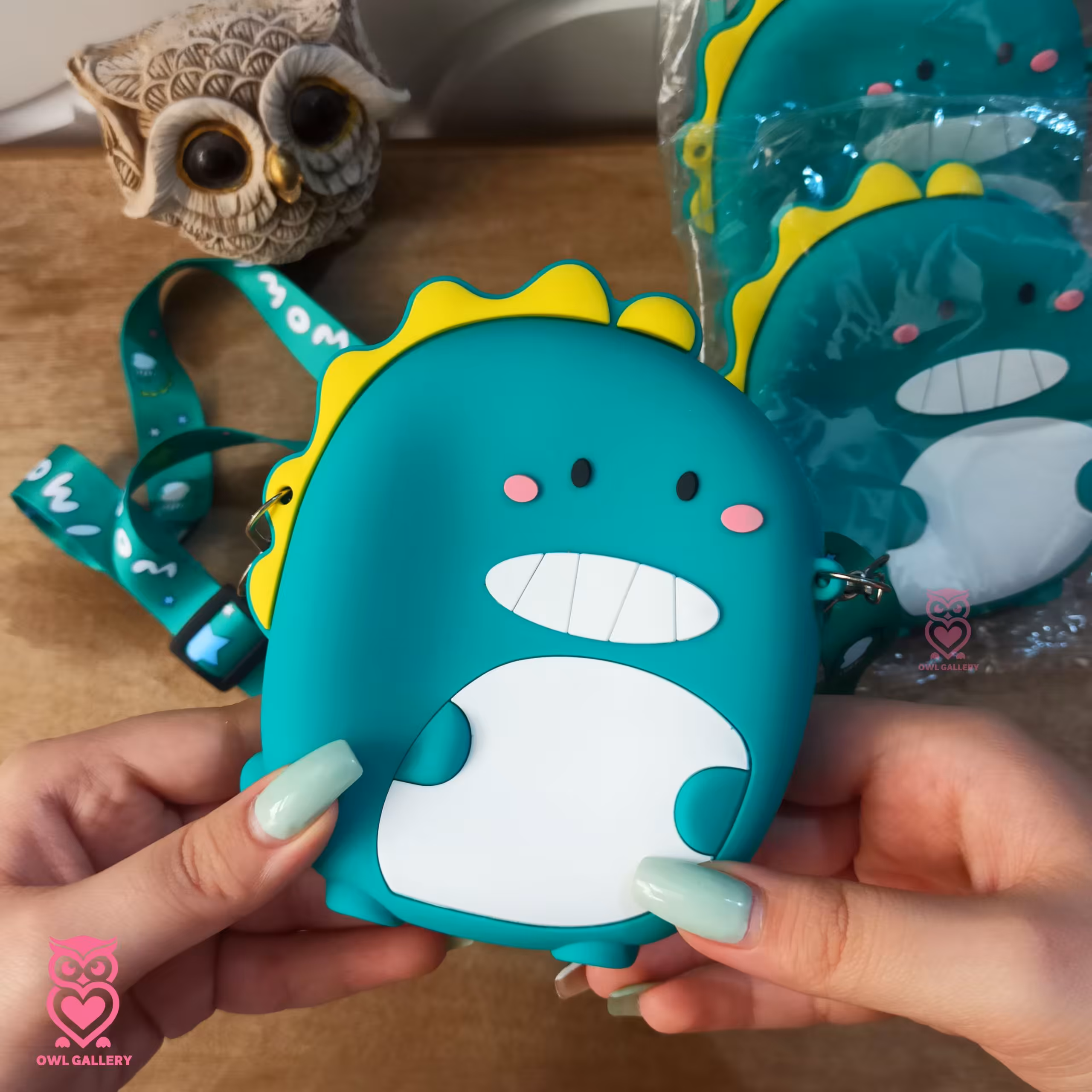 کیف سیلیکونی همراه با بند طرح دایناسور