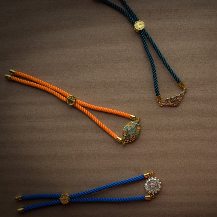 دستبند آسانسوری با پلاک استیل 

موجود در 12 رنگبندی 

جنس پلاک استیل و ضد حساسیت است 

سایز دستبنو ها قابل تغییر است